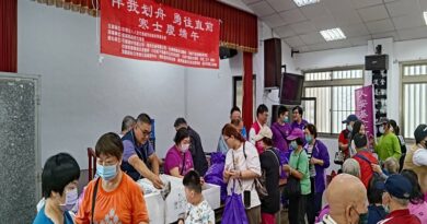 人安羅東站端午送粽助寒士過節，目前尚缺四成急待各界捐輸