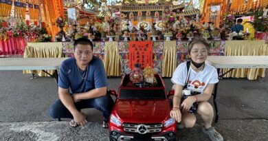 神明走在時代尖潮、蓮花太子開賓士載土地公出遊、吸引民眾圍觀