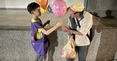 成功國小學童送暖街頭　加油氣球陪寒士迎溫馨兒童節